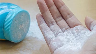 هاني الناظر: الفازلين والزيوت الطبيعية البديل الآمن لبودرة التلك