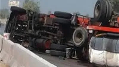 انقلاب سيارة نقل محملة بالرخام بمنزل اﻷوتوستراد بالطريق الدائري