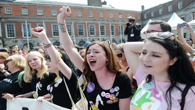 لهذا السبب.. عشرات النساء العاريات في احتجاج دموي ببرشلونة (صورة) 