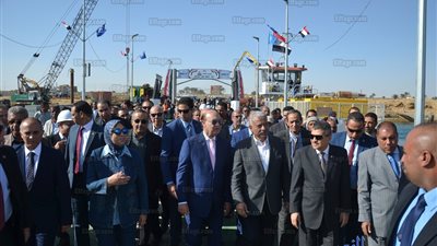 مميش ومحافظ السويس يشهدان التشغيل التجريبي لكوبري الشهيد أحمد شبراوي (صور)