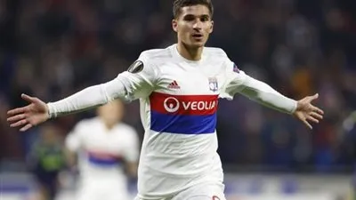 برشلونة يراقب ثلاثي وسط ليون 