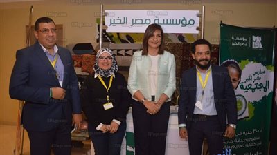 نبيلة مكرم تتفقد جناح 