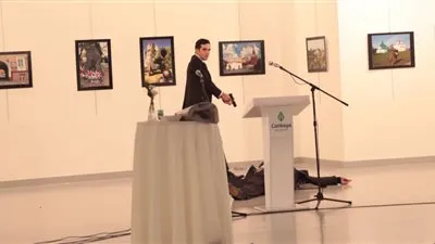 طلب غريب من مصور لحظة اغتيال السفير الروسي في أنقرة  