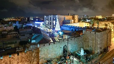 مطران اللاتين في الأردن: شجرة الميلاد تمثل رمزا للأمل والحياة