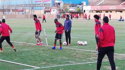 عاجل.. صفقة الأهلي الجديدة تشارك في مران الفرق