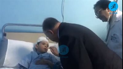 محافظ القاهرة يتفقد موقع انهيار سور مدرسة المرج.. ويطمئن على المصابين (فيديو)