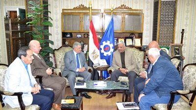 محافظ السويس يستقبل رئيس الشركة القابضة لمياه الشرب والصرف الصحي