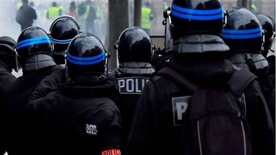 بعد الصفراء.. السترات الزرقاء تنجح في زيادة رواتب الشرطة بحوالي 150 يورو للضباط