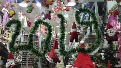 المصريون يستعدون لاحتفالات الكريسماس بمدينة نصر (صور)