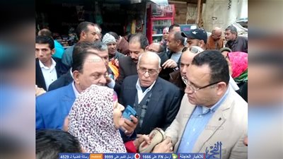 مُسنة تُقبل وجه محافظ الإسكندرية: بطاقة التموين واقفة بقالها سنة (فيديو)