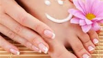 أسهل طريقة لترطيب القدمين في الشتاء (فيديو)