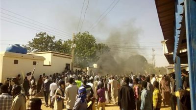 متظاهرون يضرمون النار في مقر الحزب الحاكم السوداني