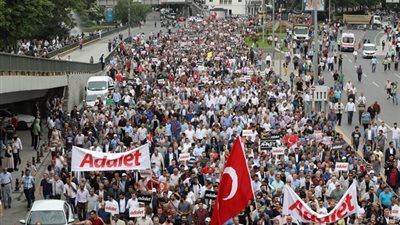 آلاف الأتراك يتظاهرون في إسطنبول احتجاجاً على غلاء المعيشة