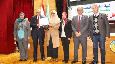 جامعة طنطا تكرم أوائل خريجين كلية الطب (صور)