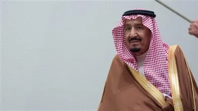 خادم الحرمين يؤدي صلاة الميت على الأمير طلال