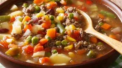 طريقة عمل شوربة خضار باللحمة المفرومة 