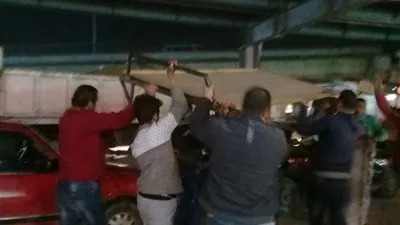 شرطة المرافق تشن حملات مسائية لإزالة الإشغالات بميدان الجيزة (صور)