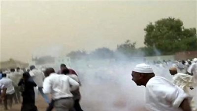 الشرطة السودانية تطلق قنابل الغاز على محتجين أغلقوا شارعا وسط الخرطوم