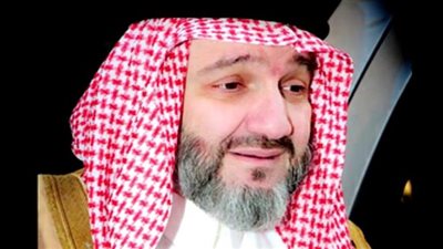 صورة مؤثرة لـ الأمير خالد بن طلال يذرف الدموع أمام قبر والده
