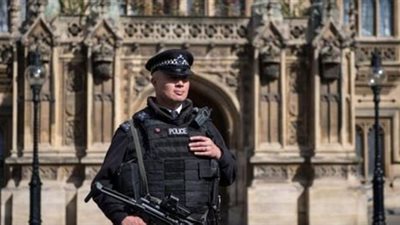 الشرطة البريطانية تعثر على حطام طائرة بدون طيار قرب مطار جاتويك