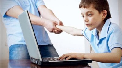 علامات تدل على إدمان طفلك للكمبيوتر.. تعرفي عليها