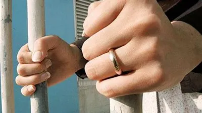 حبس سيدة لسرقتها حقائب السيدات من داخل المستشفيات بالنزهة