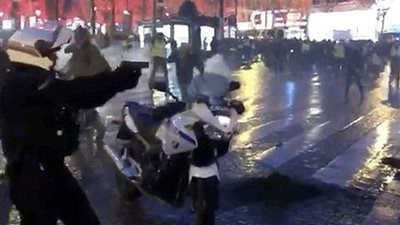 صحيفة بريطانية تنشر صورة لضابط فرنسى يصوب مسدسه تجاه متظاهرى 