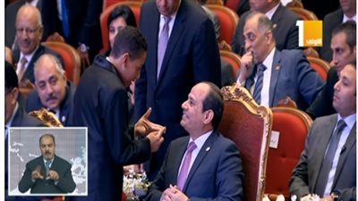 طفل يخترق الصفوف ليتحدث مع السيسي.. شاهد رد فعل الحضور (فيديو)
