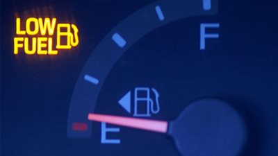 أضرار قيادة السيارة بخزان فارغ من الوقود