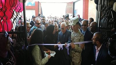 والدة الشهيد مصطفى خضر عن إطلاق اسمه على إحدى مدارس بورسعيد باكية: كنت حاسة أن ده فرحه