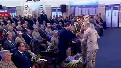 قائد المنطقة الشمالية العسكرية يقدم هدية تذكارية للرئيس السيسي (فيديو)