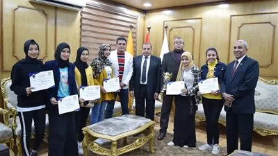 رئيس جامعة بنى سويف يكرم الطالبات الحاصلات على  مراكز بالبطولة العربية لكرة القدم