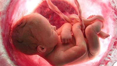 حالة نادرة.. امرأة تتفاجأ بنمو جنينها داخل كبدها! (فيديو)