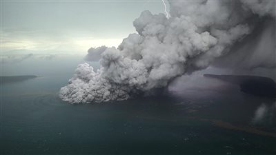 إندونيسيا تحذر من ثوران بركاني قد يؤدي لتسونامي جديد