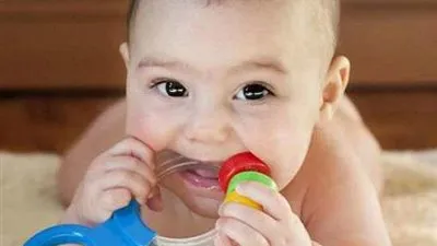 تعرفي على مظاهر نمو الطفل في الشهر الخامس