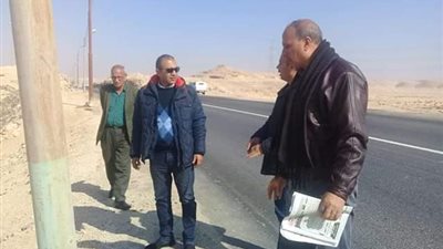 إصلاح وصيانة كشافات الإنارة بالطرق الرئيسية بمركز أبو قرقاص بالمنيا