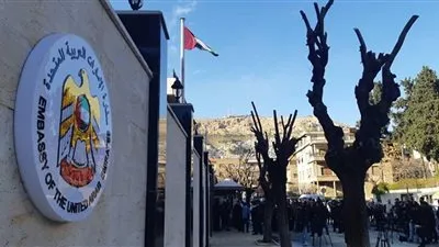 علم الإمارات يرتفع فوق مقر السفارة الإماراتية بدمشق