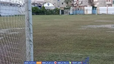 الأمطار تتسبب في تأجيل مباراة كرة القدم بين دمياط والنصر (صور)