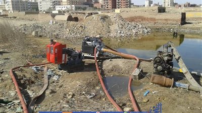 محافظ السويس يؤكد على تكثيف أعمال كسح المياه من المدافن القديمة (صور)