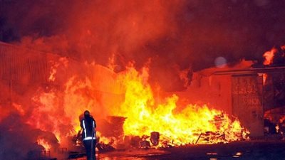 عاجل.. الدفع بـ 8 سيارات إطفاء للسيطرة على حريق مصنع في الشرقية