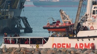 سفينة إنقاذ تصل إلى إسبانيا وعلى متنها 300 مهاجر