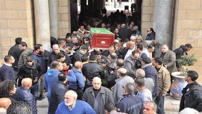 عصام كاريكا يشّيع جثمان والدته من مسجد عمرو بن العاص (صور)