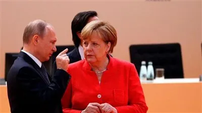 بوتين يرفض دعوة ميركل لإطلاق سراح بحارة أوكرانيين