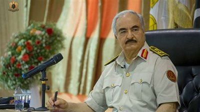 ليبيا.. حفتر يطالب الجيش بدعم خطة تأمين بنغازي