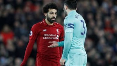 شاهد رد فعل محمد صلاح بعد محاولة لاعب أرسنال الاعتداء عليه (فيديو)