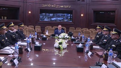 التعامل بمنتهى الحزم والحسم.. وزير الداخلية يجتمع بمساعديه لاستعراض خطة تأمين احتفالات الكريسماس (صور)