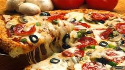 أسرع طريقة لتحضير البيتزا في المنزل (فيديو)