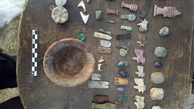 بعثة مصرية تعثر على 700 تميمة وتوابيت أثرية رومانية في دمياط (صور)