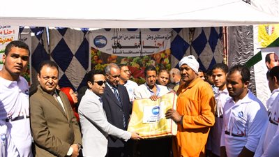 حزب مستقبل وطن يوزع مواد غذائية وبطاطين على عمال النظافة