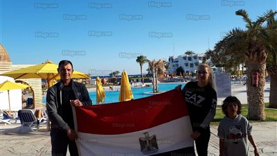 سياح يرفعون علم مصر على شواطئ مدينة الغردقة.. ويرددون مصر بلد الأمن والأمان (فيديو وصور)